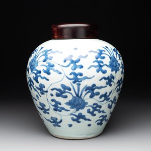 A Chinese blue and white 'lotus scroll' vase with wooden cover, Kangxi — photo 3