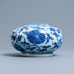 A Chinese blue and white lotus scroll vase, Xuande mark, Kangxi — 照片 2