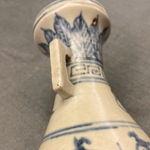 A Chinese blue and white 'lotus scroll' vase, Yuan — 照片 12