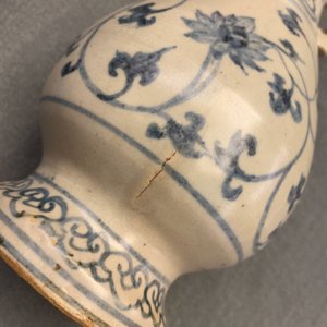 A Chinese blue and white 'lotus scroll' vase, Yuan — 照片 14