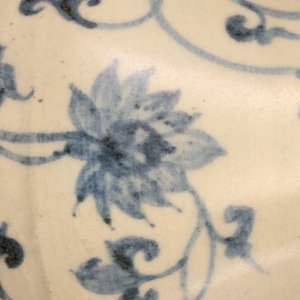 A Chinese blue and white 'lotus scroll' vase, Yuan — 照片 22