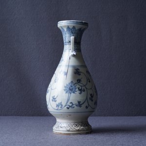 A Chinese blue and white 'lotus scroll' vase, Yuan — 照片 31