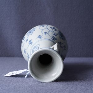 A Chinese blue and white 'lotus scroll' vase, Yuan — 照片 33