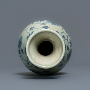 A Chinese blue and white 'lotus scroll' vase, Yuan — 照片 6