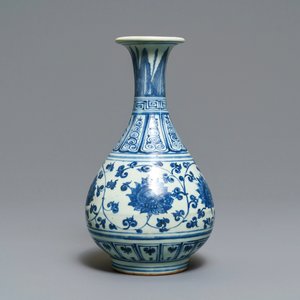A Chinese blue and white 'lotus scroll' yuhuchunping vase, Hongzhi — 照片 1