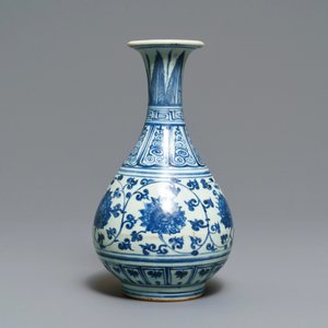 A Chinese blue and white 'lotus scroll' yuhuchunping vase, Hongzhi — 照片 2