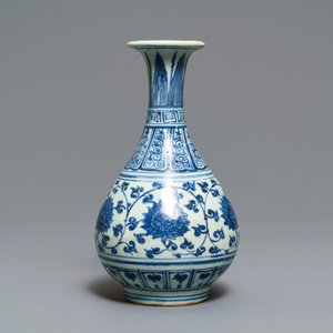 A Chinese blue and white 'lotus scroll' yuhuchunping vase, Hongzhi — 照片 4