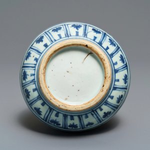 A Chinese blue and white 'lotus scroll' yuhuchunping vase, Hongzhi — 照片 5