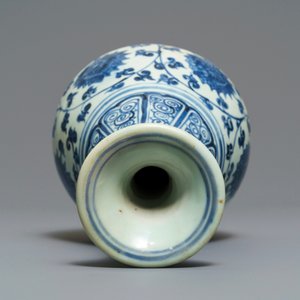 A Chinese blue and white 'lotus scroll' yuhuchunping vase, Hongzhi — 照片 6