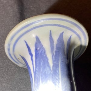 A Chinese blue and white 'lotus scroll' yuhuchunping vase, Hongzhi — 照片 8