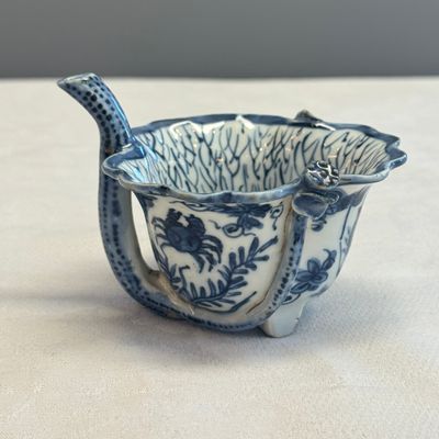 A Chinese blue and white lotus -shaped 'Aquatic Animals' straw cup  — photo 1