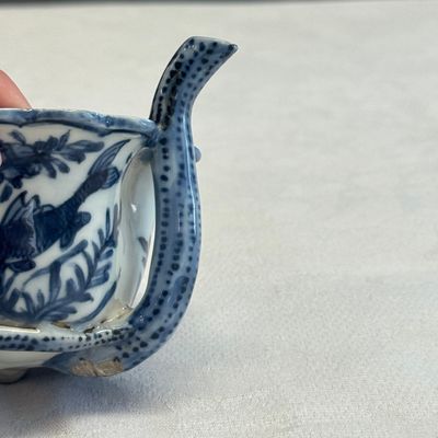 A Chinese blue and white lotus -shaped 'Aquatic Animals' straw cup  — photo 11