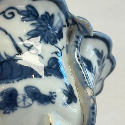 A Chinese blue and white lotus -shaped 'Aquatic Animals' straw cup  — photo 16