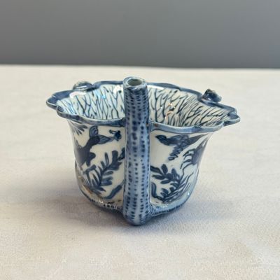 A Chinese blue and white lotus -shaped 'Aquatic Animals' straw cup  — photo 2