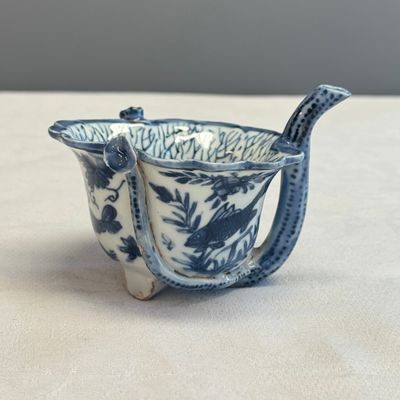 A Chinese blue and white lotus -shaped 'Aquatic Animals' straw cup  — photo 3