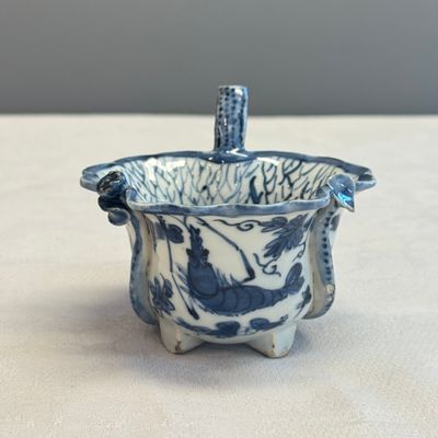 A Chinese blue and white lotus -shaped 'Aquatic Animals' straw cup  — photo 4