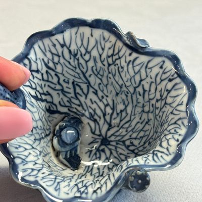 A Chinese blue and white lotus -shaped 'Aquatic Animals' straw cup  — photo 5