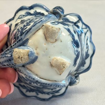 A Chinese blue and white lotus -shaped 'Aquatic Animals' straw cup  — photo 6