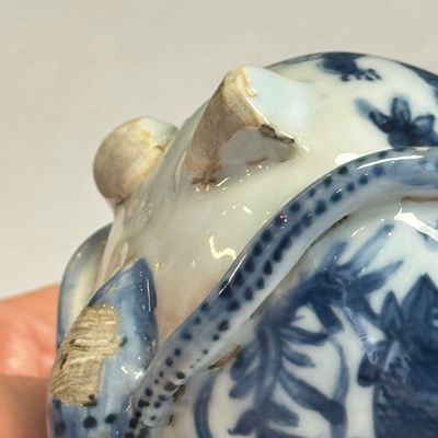 A Chinese blue and white lotus -shaped 'Aquatic Animals' straw cup  — photo 9