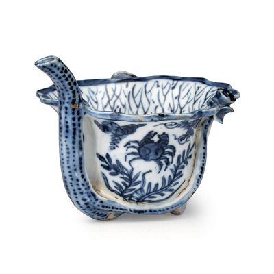 A Chinese blue and white lotus -shaped 'Aquatic Animals' straw cup , Wanli