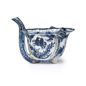 A Chinese blue and white lotus -shaped 'Aquatic Animals' straw cup  — photo 2