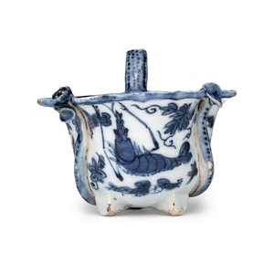 A Chinese blue and white lotus -shaped 'Aquatic Animals' straw cup  — photo 3