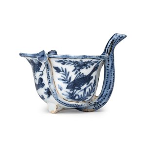 A Chinese blue and white lotus -shaped 'Aquatic Animals' straw cup  — photo 4