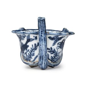 A Chinese blue and white lotus -shaped 'Aquatic Animals' straw cup  — photo 5