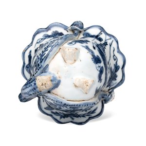A Chinese blue and white lotus -shaped 'Aquatic Animals' straw cup  — photo 7