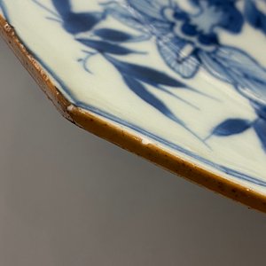 A Chinese blue and white lotus-shaped dish with floral design, Kangxi — photo 5