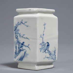 A Chinese blue and white lozenge-shaped vase with birds on branches, 20th C. — 照片 4