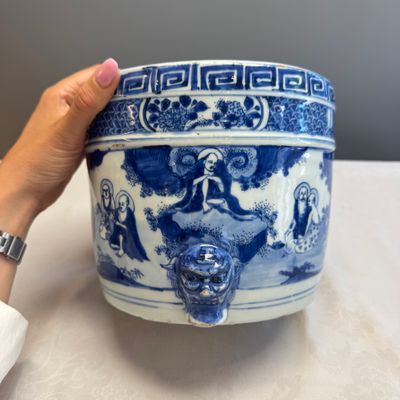 A Chinese blue and white 'Luohan' cylindrical tripod censer — photo 1