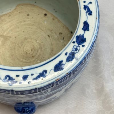 A Chinese blue and white 'Luohan' cylindrical tripod censer — photo 13