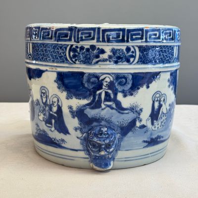 A Chinese blue and white 'Luohan' cylindrical tripod censer — photo 2