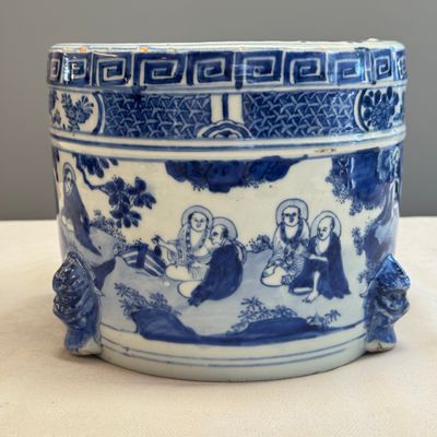 A Chinese blue and white 'Luohan' cylindrical tripod censer — photo 3