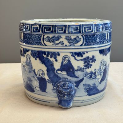 A Chinese blue and white 'Luohan' cylindrical tripod censer — photo 4