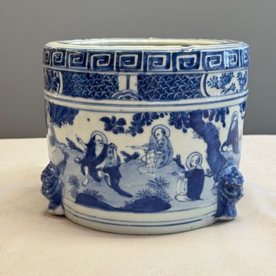 A Chinese blue and white 'Luohan' cylindrical tripod censer — photo 5