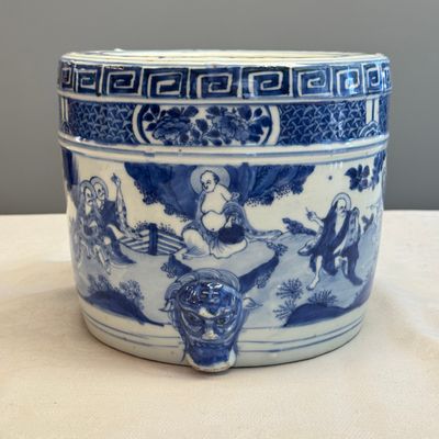 A Chinese blue and white 'Luohan' cylindrical tripod censer — photo 6