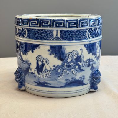 A Chinese blue and white 'Luohan' cylindrical tripod censer — photo 7