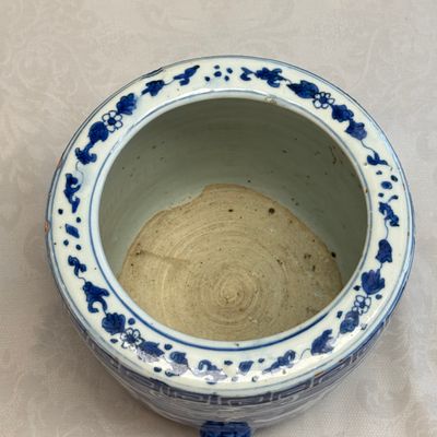 A Chinese blue and white 'Luohan' cylindrical tripod censer — photo 8