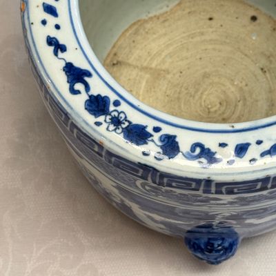 A Chinese blue and white 'Luohan' cylindrical tripod censer — photo 10