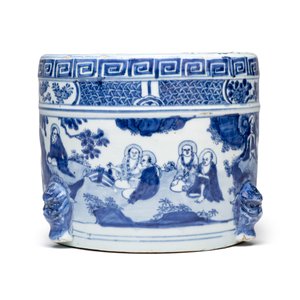 A Chinese blue and white 'Luohan' cylindrical tripod censer — photo 3