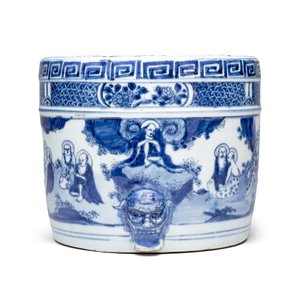A Chinese blue and white 'Luohan' cylindrical tripod censer — photo 5