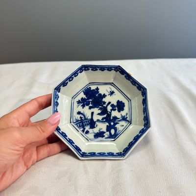 A Chinese blue and white 'Magpies among Peony' octagonal plate — photo 1
