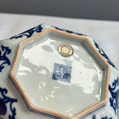 A Chinese blue and white 'Magpies among Peony' octagonal plate — photo 18