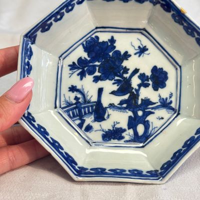 A Chinese blue and white 'Magpies among Peony' octagonal plate — photo 2