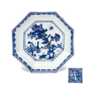 A Chinese blue and white 'Magpies among Peony' octagonal plate — photo 1