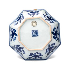 A Chinese blue and white 'Magpies among Peony' octagonal plate — photo 2