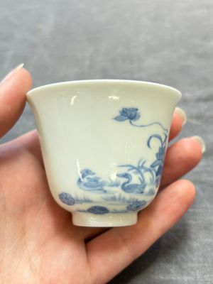A Chinese blue and white 'mandarin duck and lotus' cup, Kangxi mark, 19th C. — 照片 1