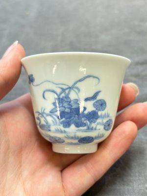 A Chinese blue and white 'mandarin duck and lotus' cup, Kangxi mark, 19th C. — 照片 2